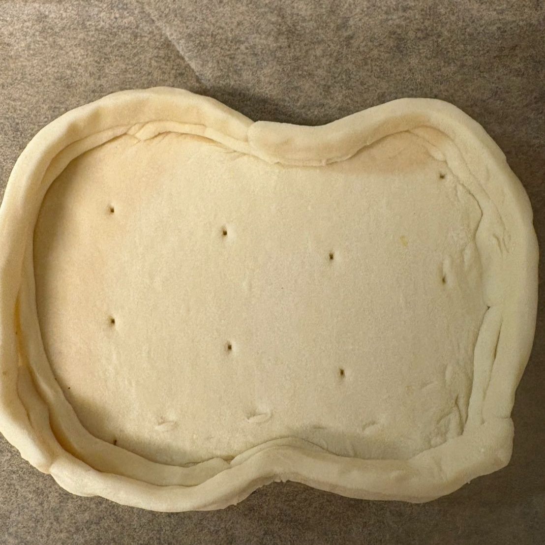 細い方を周りに積み上げて行って器を作ります。