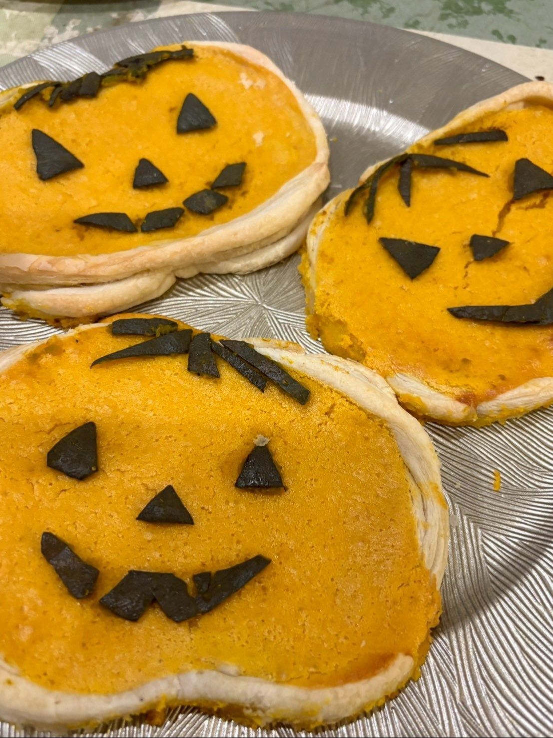 お味はレモンの効いたパンプキンチーズケーキです！
