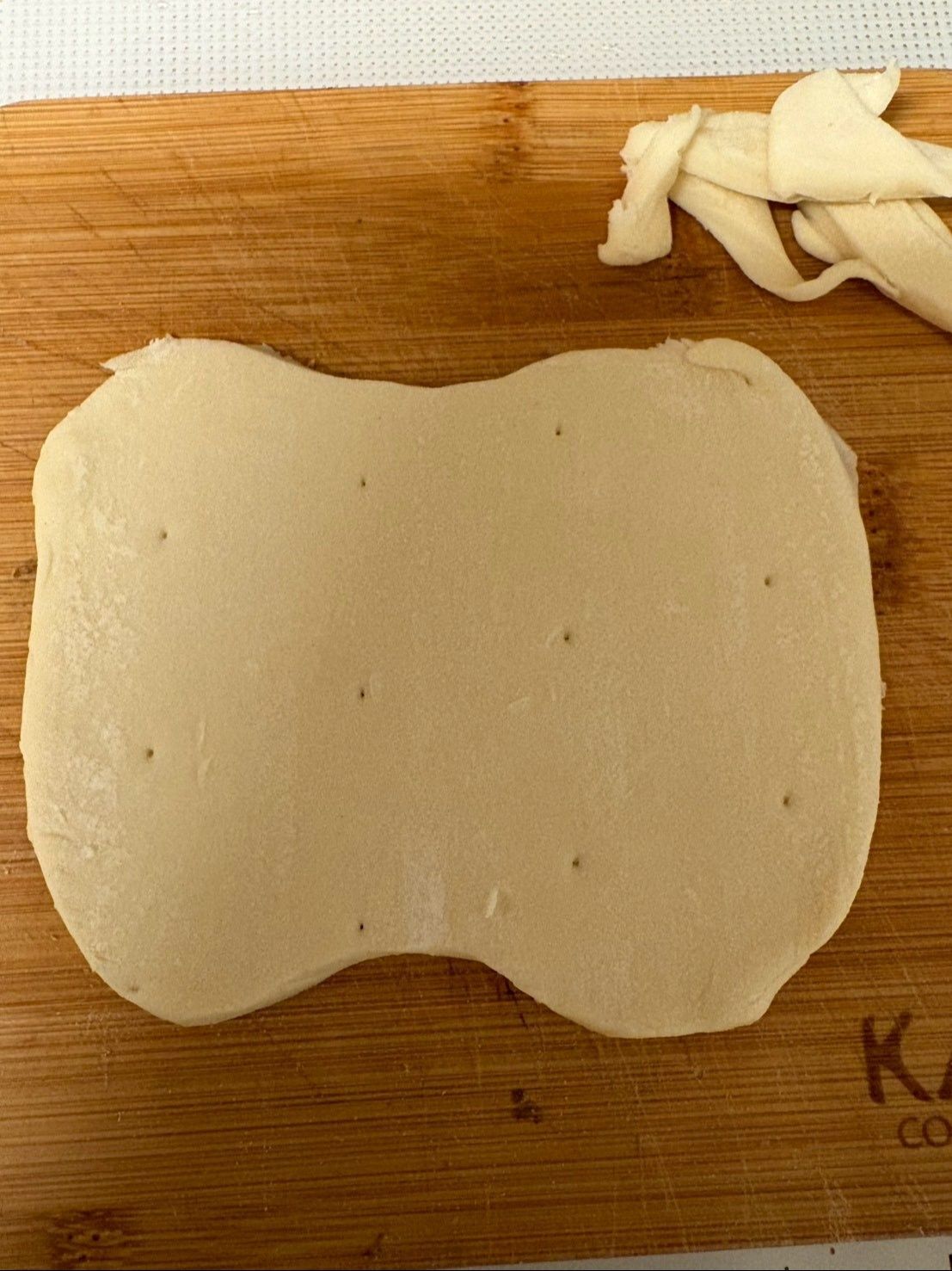 大きく切った方でカボチャの形に周りをカット！