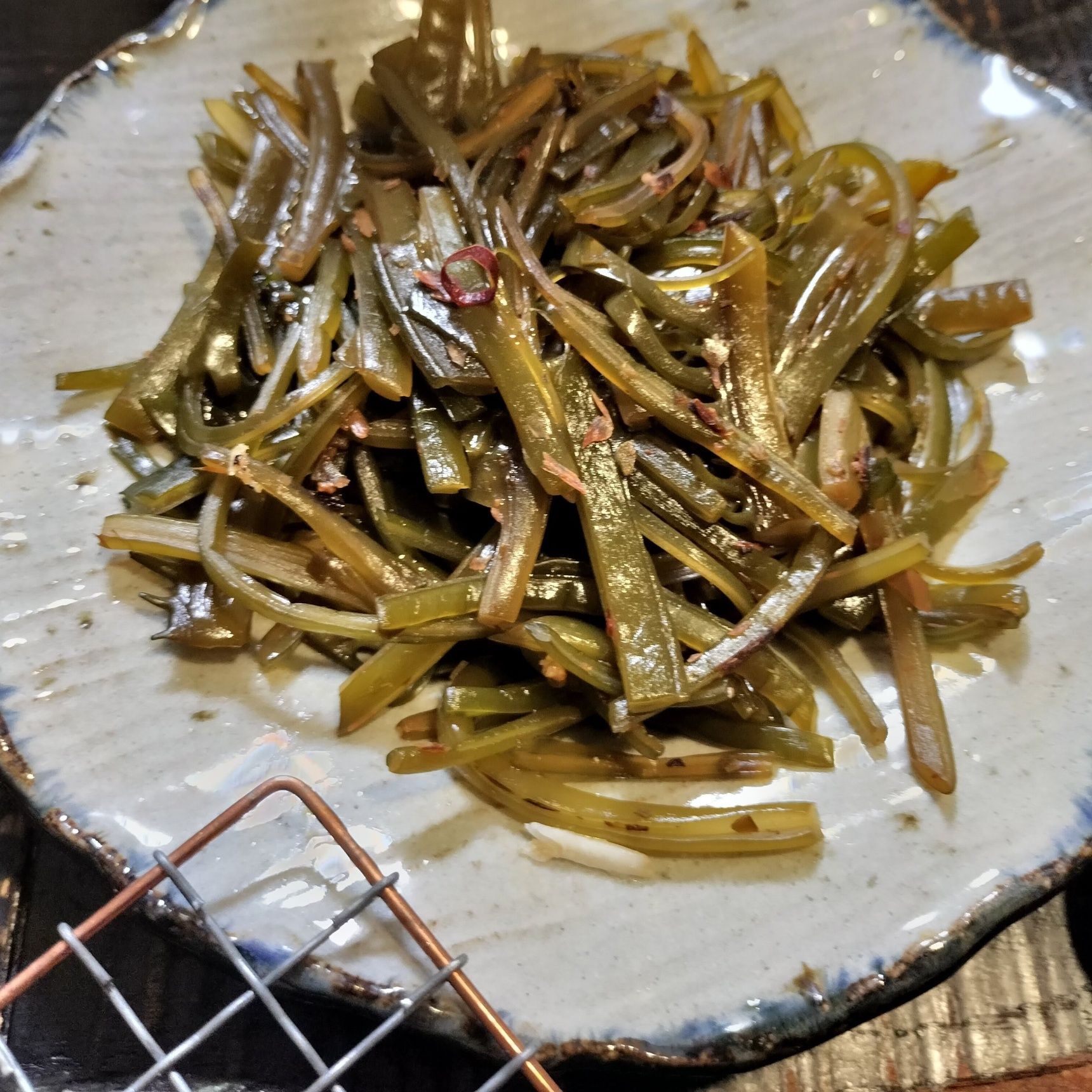 茎わかめ！コレを使って簡単に細切り！1分で歯ごたえの良い茎わかめ炒め！出汁の効いたピリ辛甘辛炒め！