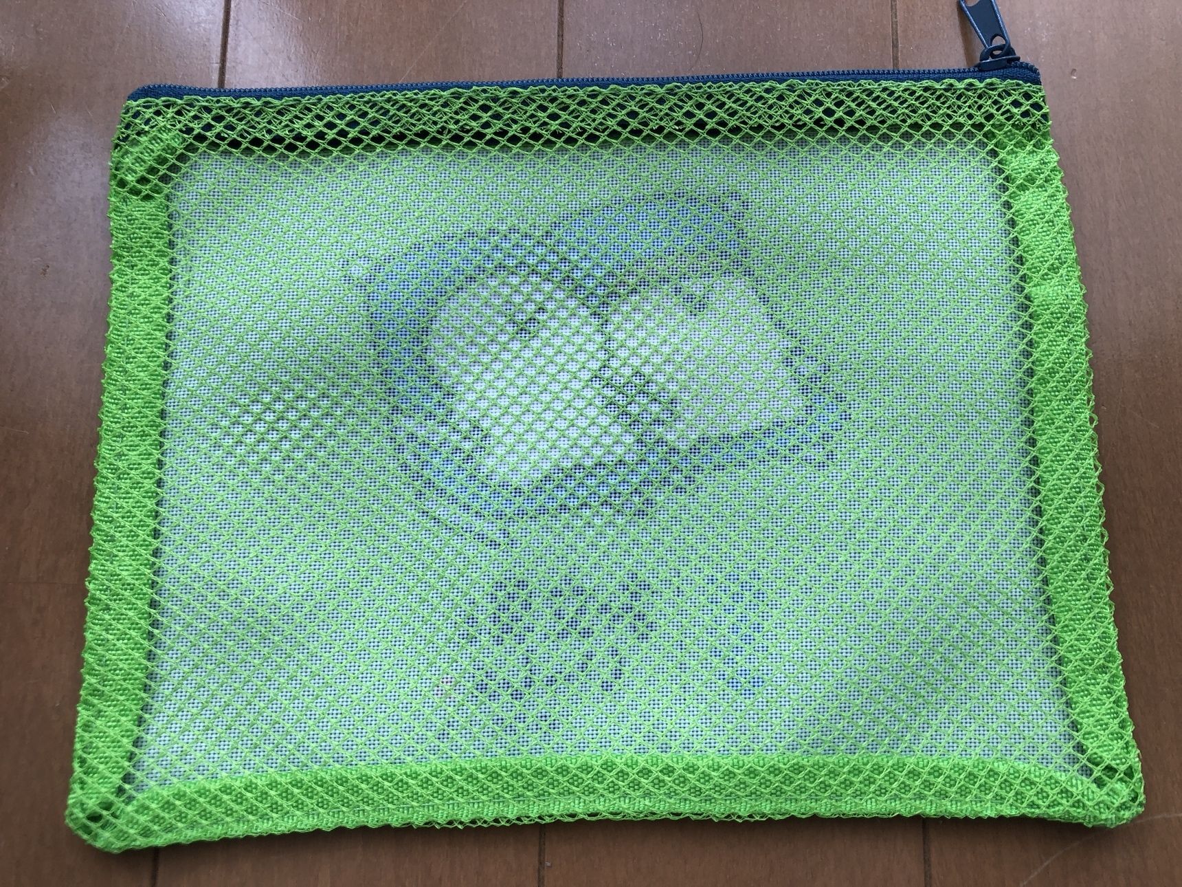 ポーチ裏面です