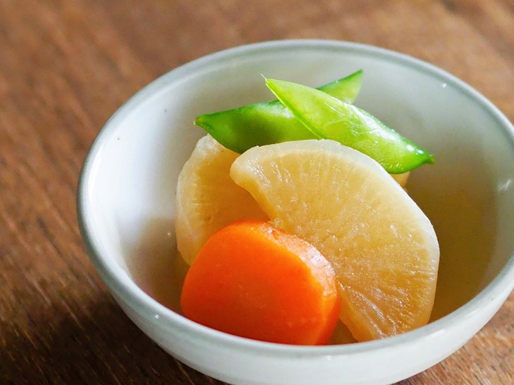 大根まるごと1本買ってきたらすぐやること。味しみ倍増＆ホクホク煮物が簡単に♪