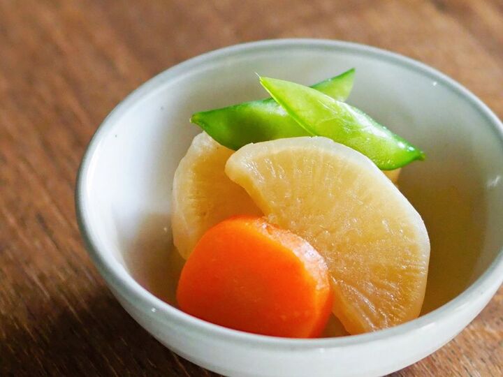 大根まるごと1本買ってきたらすぐやること。味しみ倍増&ホクホク煮物が簡単に♪