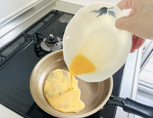 もう『卵液』こぼさない！フライパンにスッと注げる裏ワザが便利すぎる♡地味ストレス、即解消！