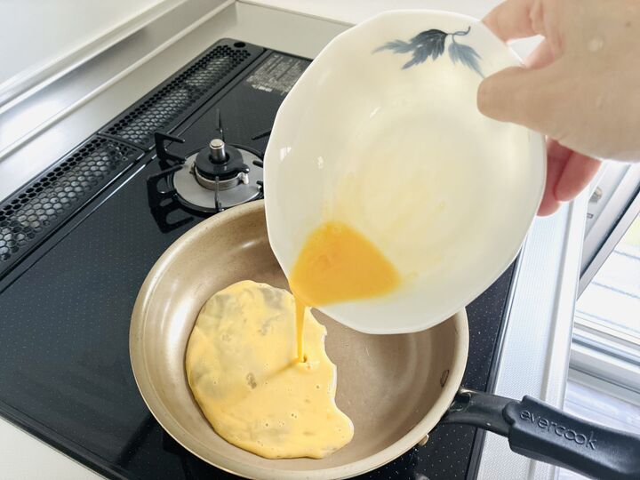 もう『卵液』こぼさない!フライパンにスッと注げる裏ワザが便利すぎる♡地味ストレス、即解消!