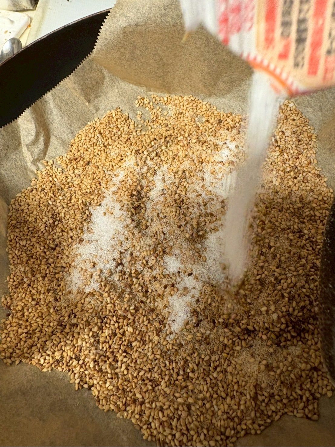 味の素を上からかける様に入れて、よく混ぜ合わせます。