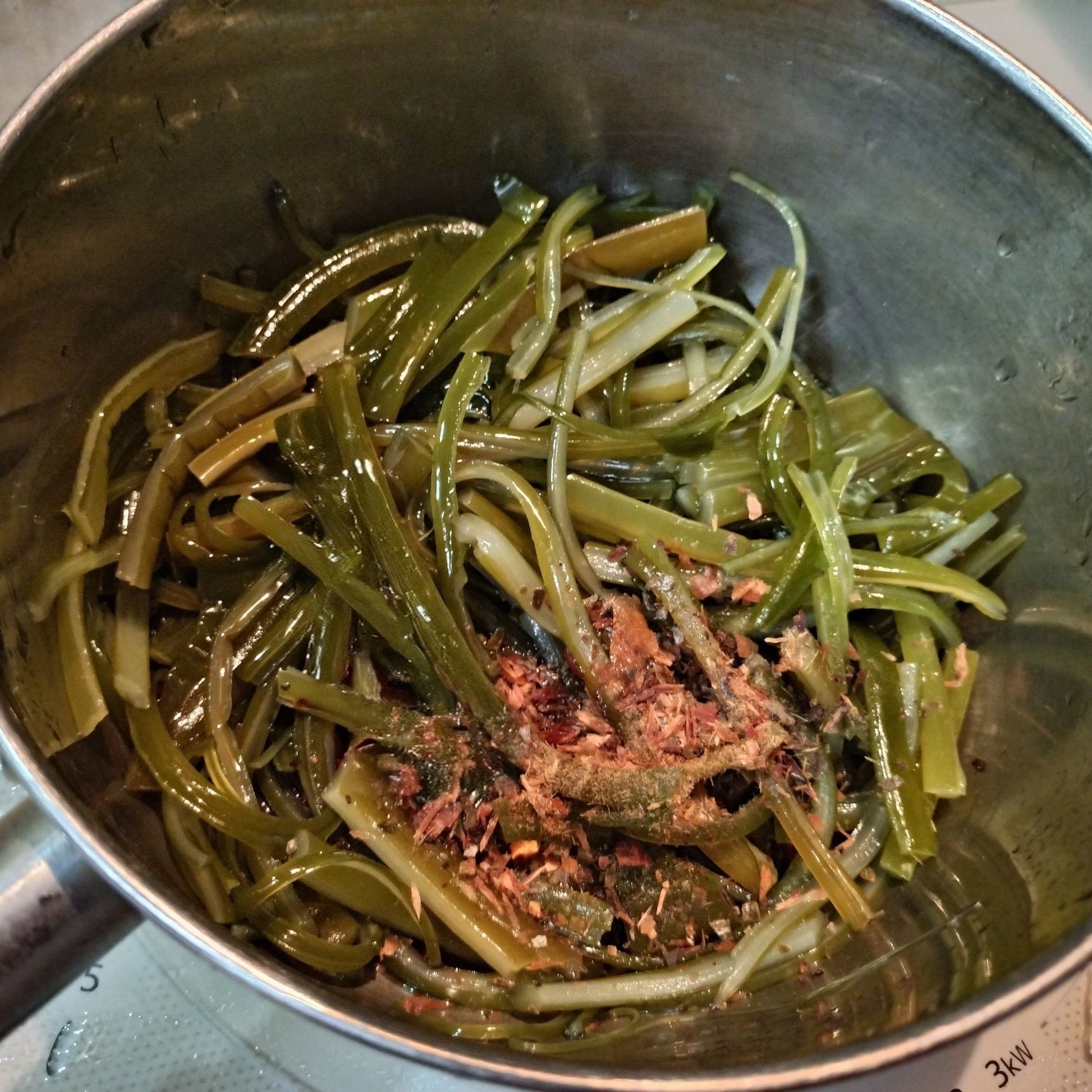 3、お鍋に、茎わかめと材料●を入れる→1分ほど炒める
