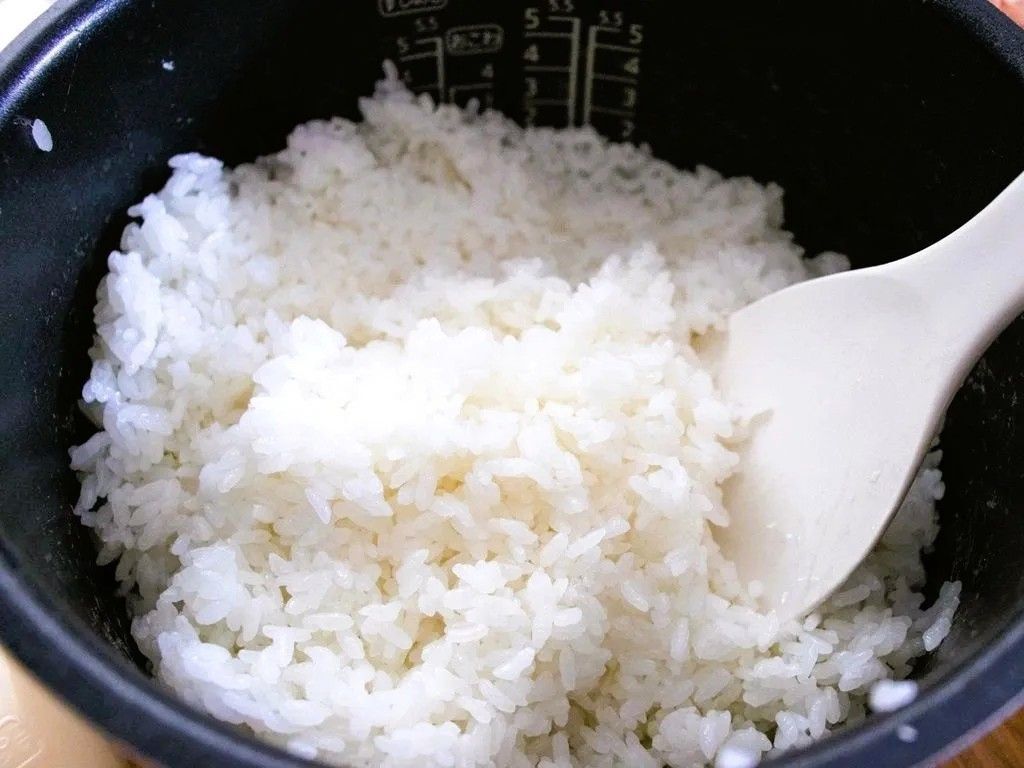 ご飯を釜の中で広げちゃダメ！炊いたご飯がマズくなる【NG行動】3つ