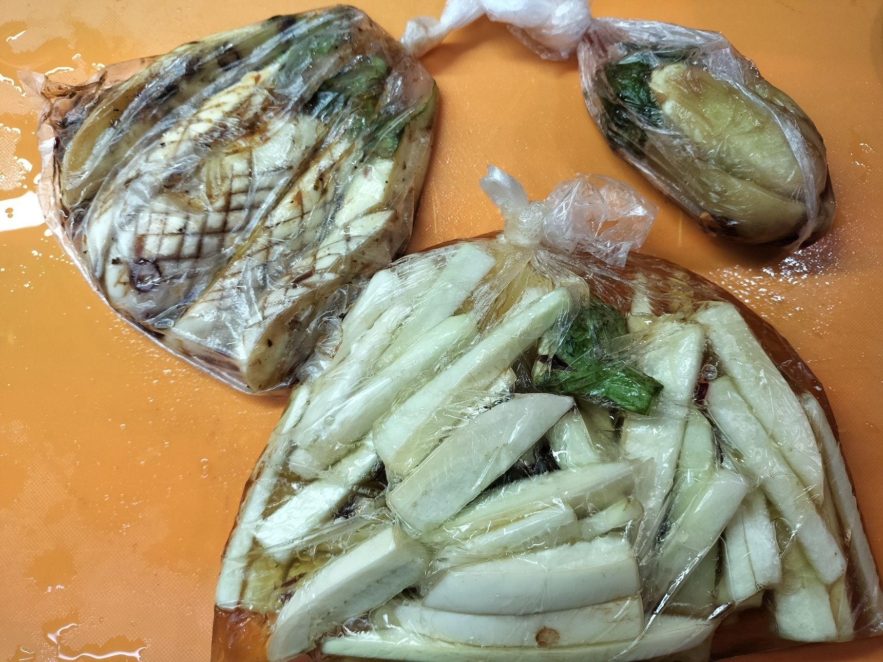 2、軽く揉み込む→冷蔵庫で2〜3時間漬け込む
