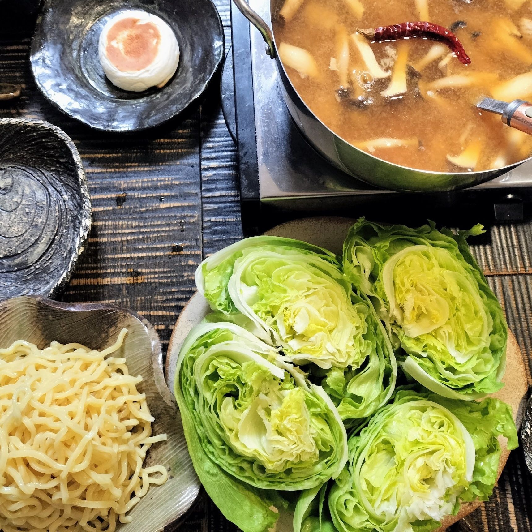 濃厚コク旨ピリ辛！レタス1人1個！もつ鍋！もつ鍋ラーメン！しっとりシャキシャキレタスしゃぶしゃぶ！