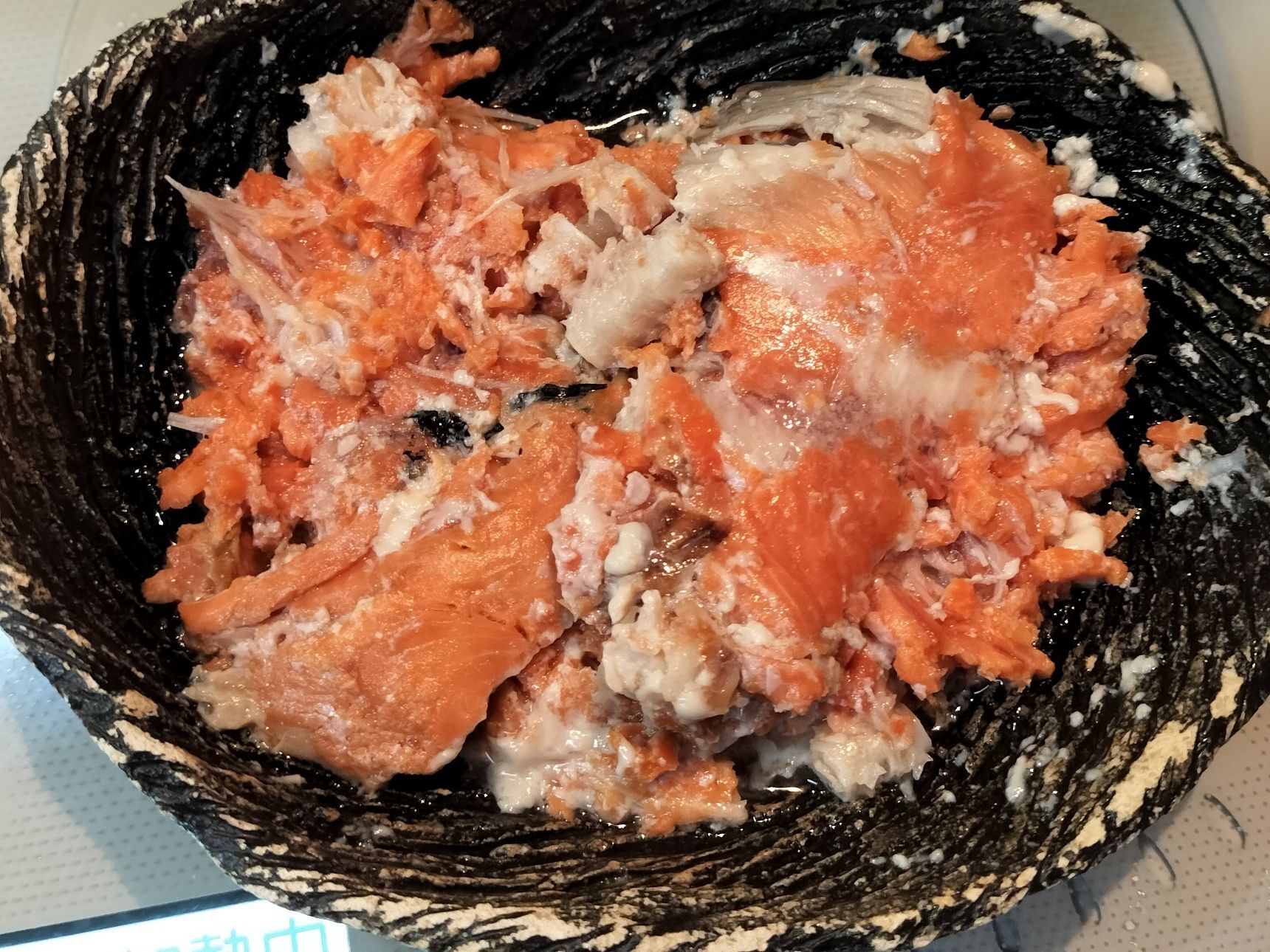 2.器に、紅鮭の水煮を入れる→材料●と手順1の玉ねぎを加えて混ぜる