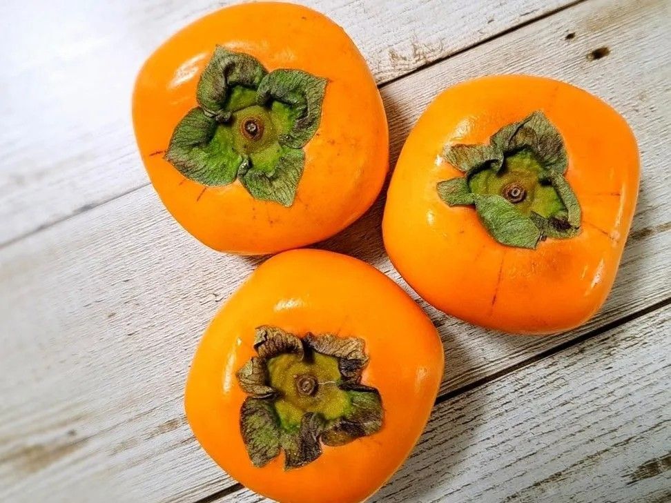 柿はヘタを取らずにまるごと切るのが正解！「柿の皮むくのめんどう…」と思っている人必見です♪