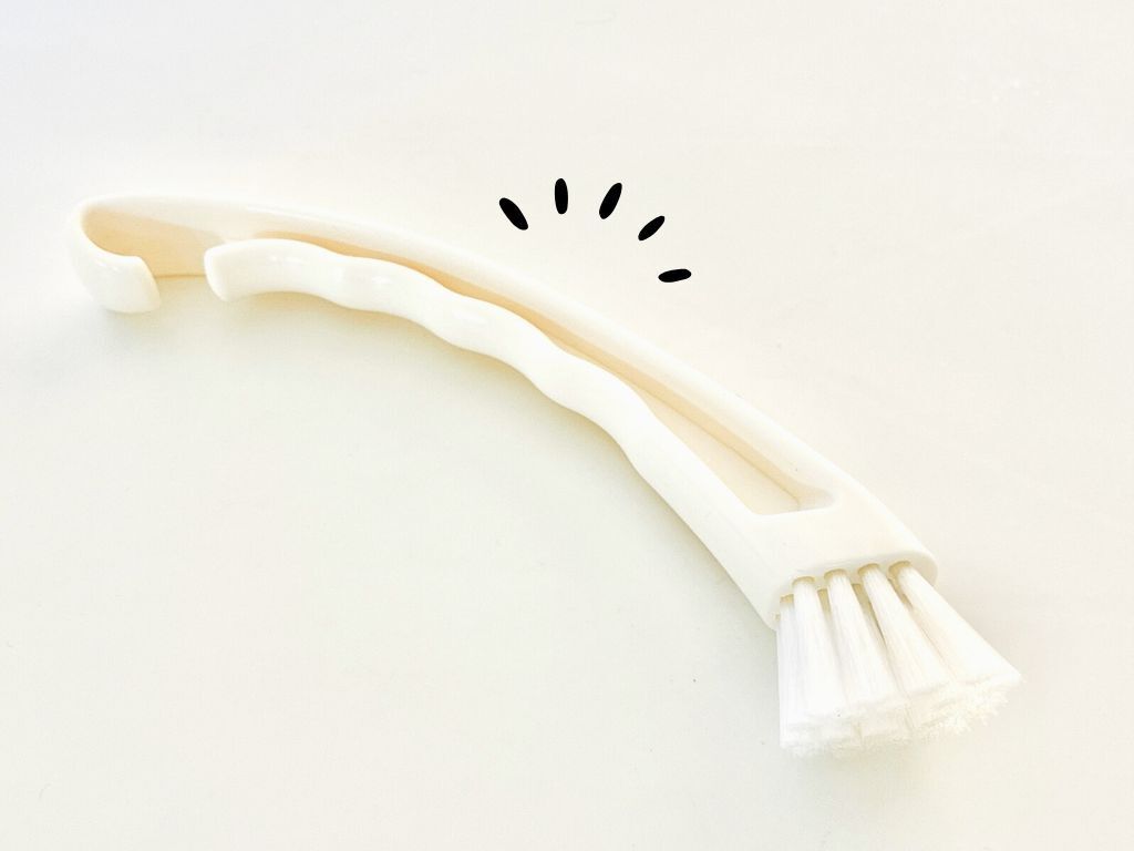 【セリア】こんなに汚れていたなんて…！〈専用ブラシ〉で洗ってみたら、新品みたいになっちゃった♪