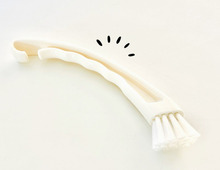 【セリア】こんなに汚れていたなんて…！〈専用ブラシ〉で洗ってみたら、新品みたいになっちゃった♪