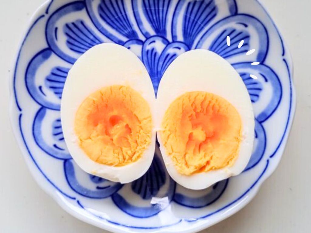 ゆでたまごをスパッとキレイにカットする裏ワザ。可愛すぎる！お花の飾り切りのやり方も♪