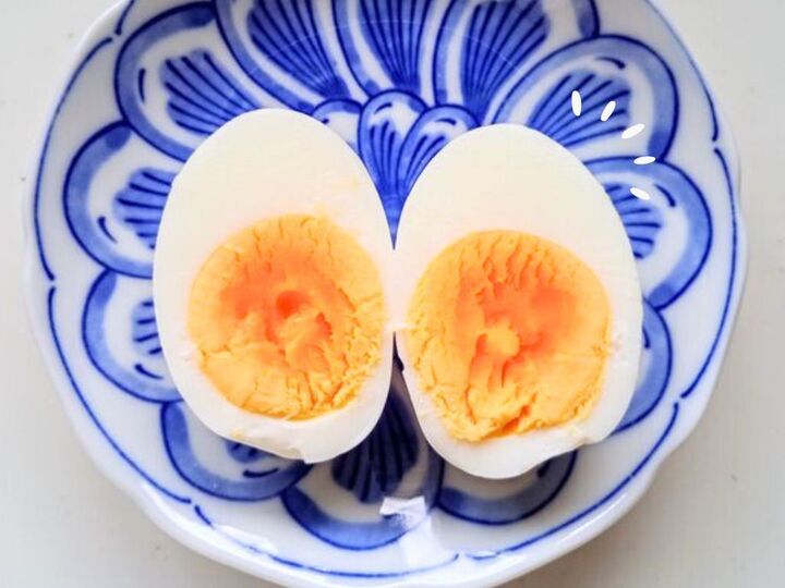 ゆでたまごをスパッとキレイにカットする裏ワザ。可愛すぎる!お花の飾り切りのやり方も♪