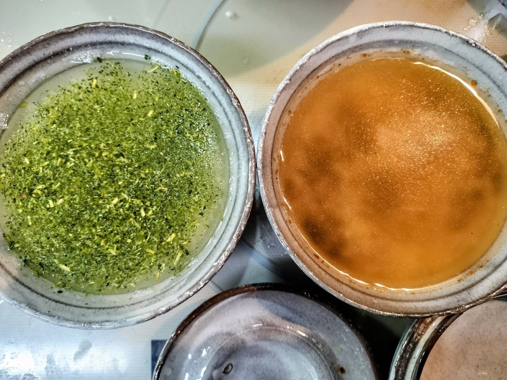 2、それぞれの炊飯茶碗に、材料●と■をそれぞれを入れる