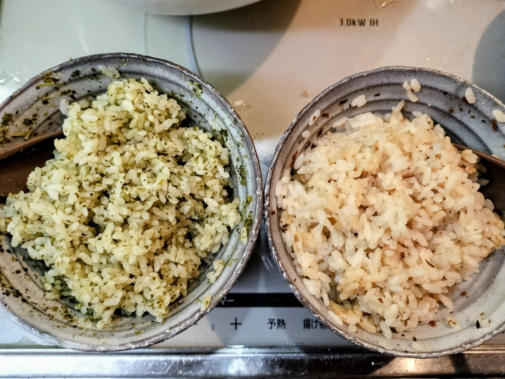 5、お茶の茶飯には少量の天然塩をふり、おでん出汁の茶色の茶飯には少量の醤油をふり、切るように混ぜる