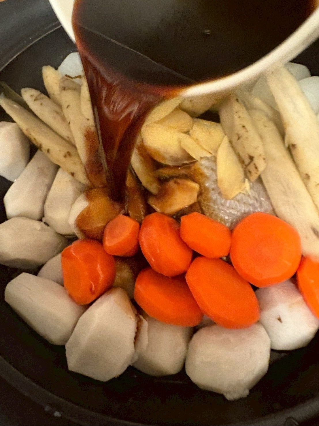 醤油、みりん、砂糖はあらかじめ混ぜてから加えて煮はじめました。