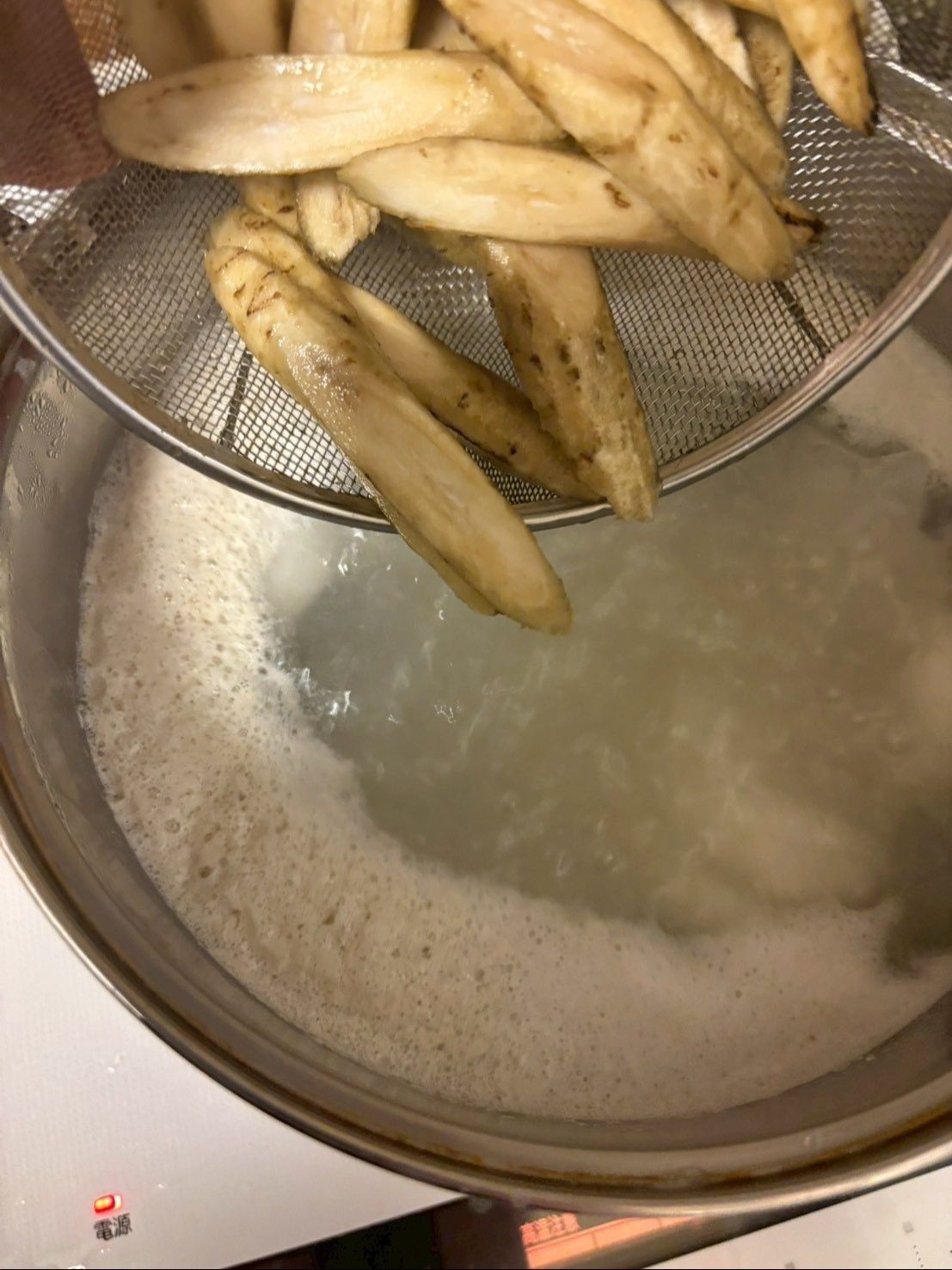 米の研ぎ汁で根菜を下茹でします。