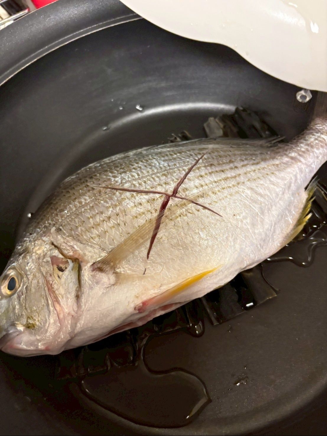 板昆布を敷いて鯛を乗せ、浸けていた日本酒も全部かけました。