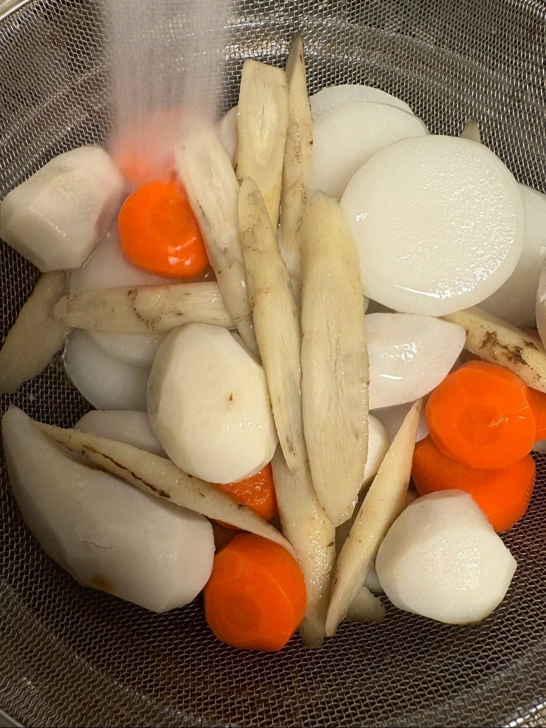 下茹でした根菜類をさっと水洗い。