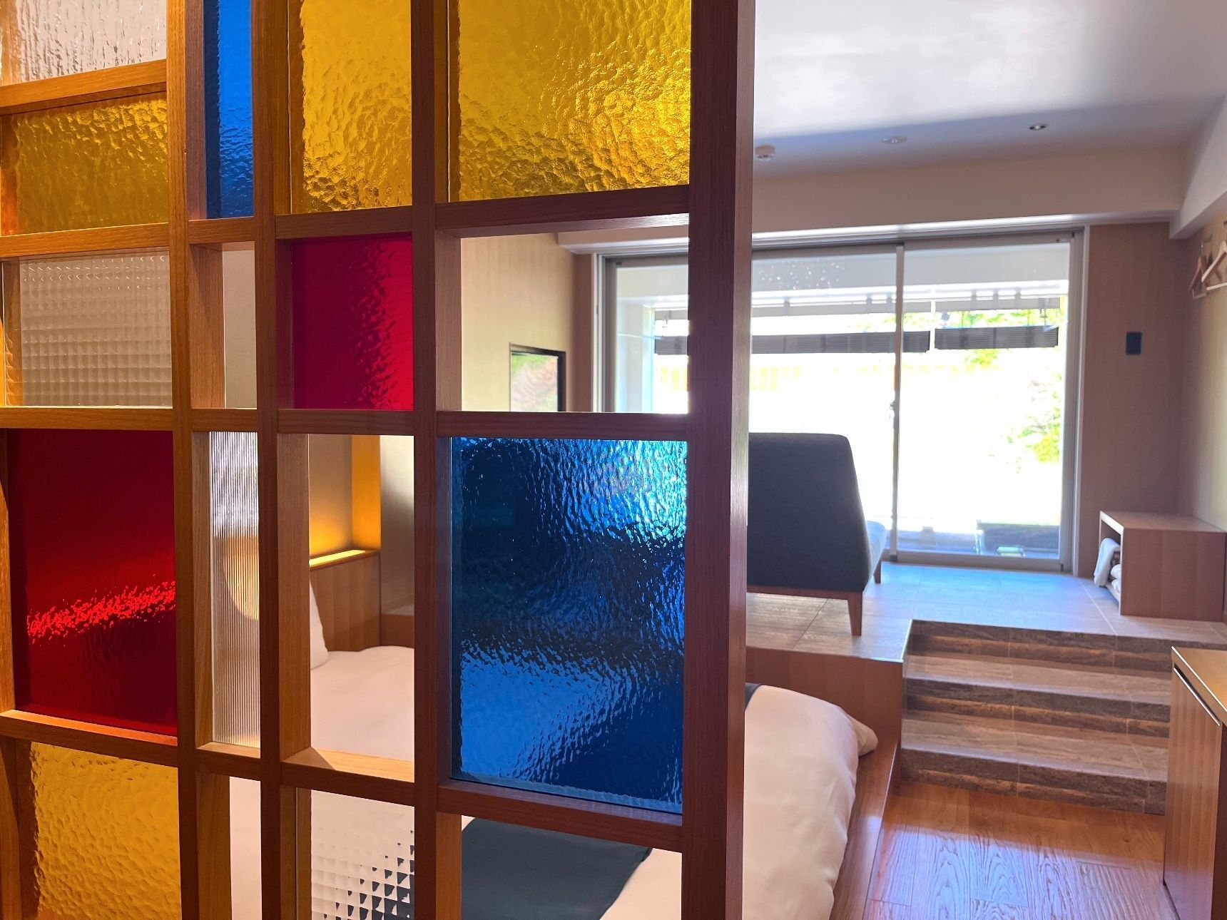 露天風呂に客室がくっついた、まさに“温泉ざんまい”がかなう空間