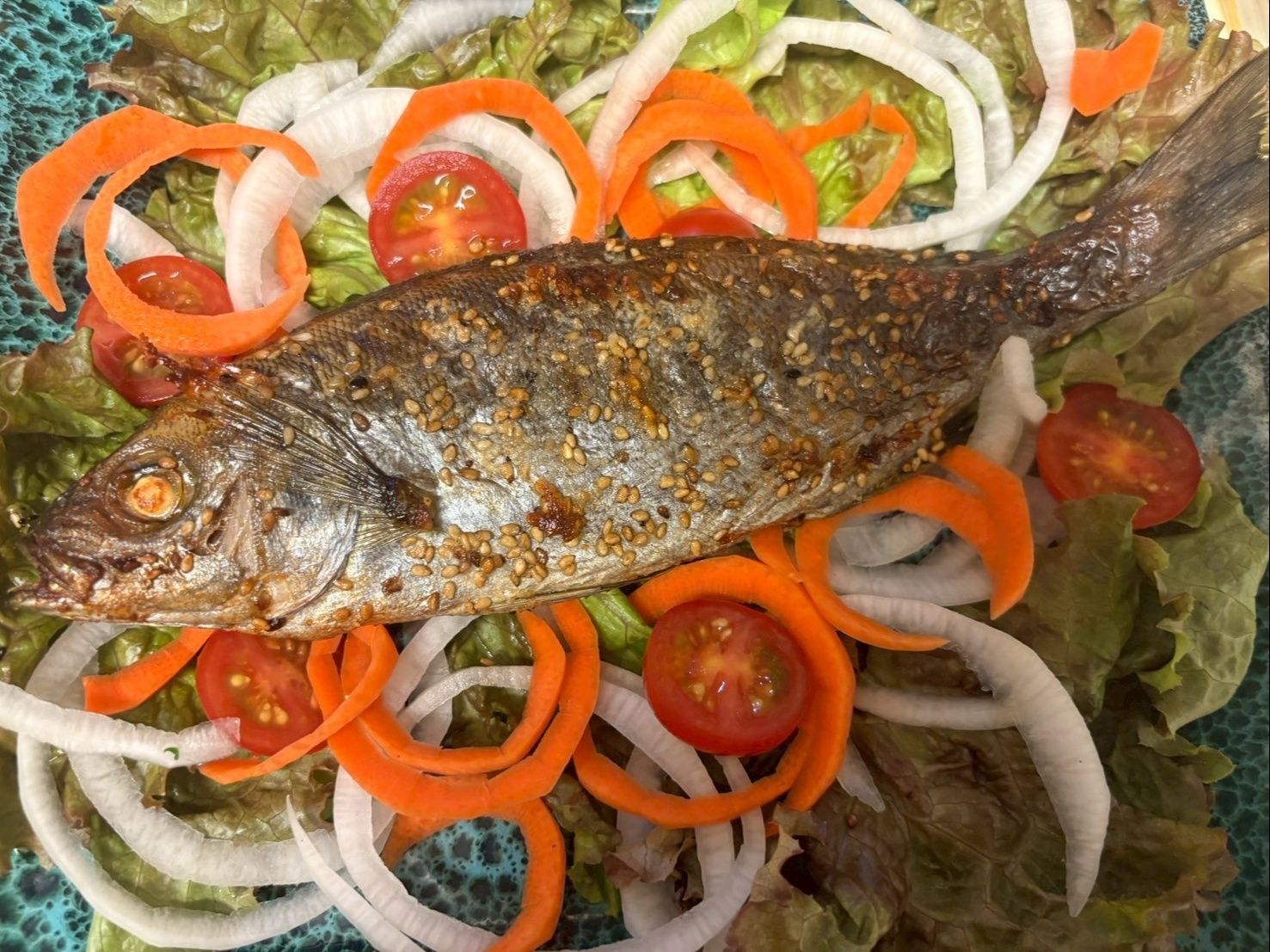 野菜を飾って、お魚サラダみたいになりました！