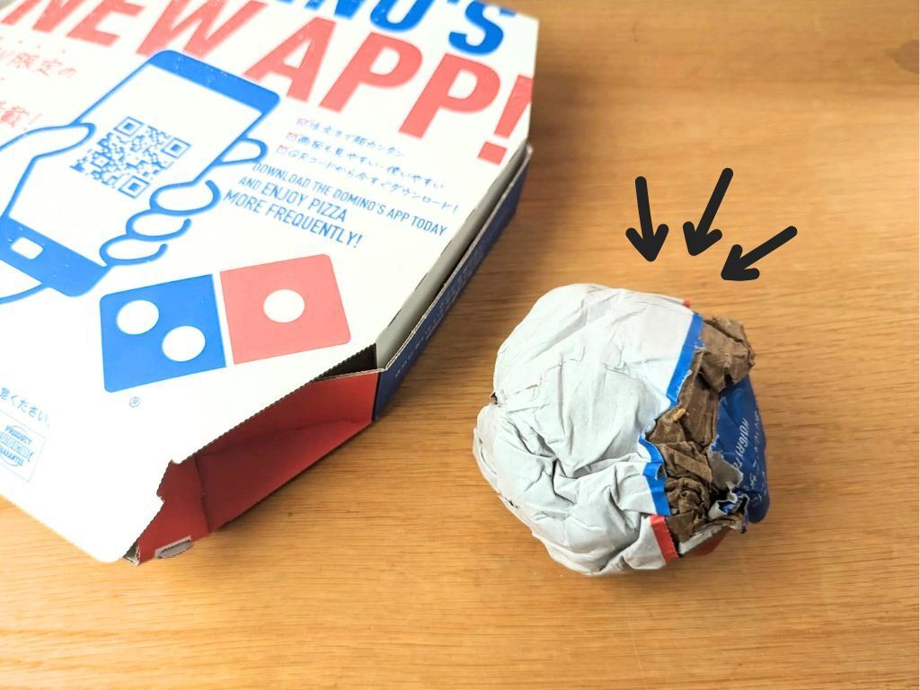 食べ終わった『ピザの箱』をあっという間に小さく丸める裏ワザ。ゴミ捨てがグンと楽になりますよ♡