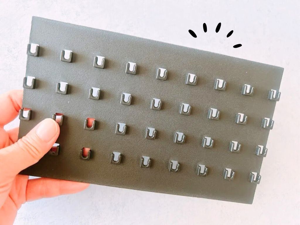 【100均】モタモタ解消！車移動がちょこっと快適になる「穴だらけの板」の正体は？