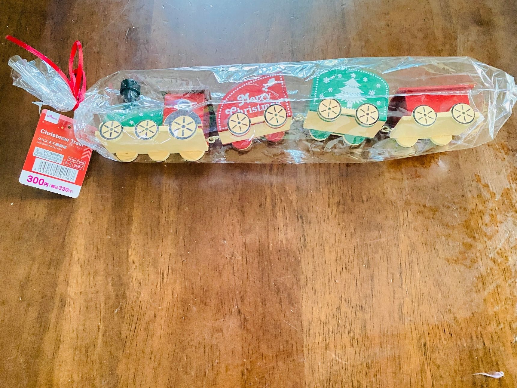 【ダイソー】昨年売れに売れた！木工製のクリスマス機関車発売中！クオリティ高すぎ〜