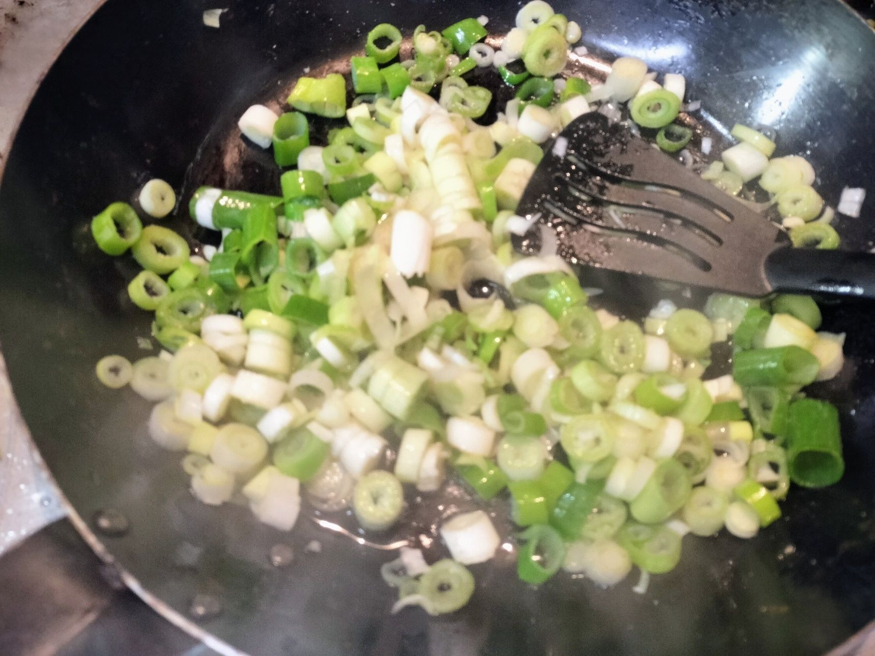 4、鉄フライパンを熱し、手順1のサーモンハラス脂を入れる→長ネギと塩・粗挽き胡椒を加えて炒める→溶き卵を加えて炒める→ご飯を加えて炒める→手順2のサーモンハラス（身）を加え、鍋肌に醤油を回し入れて炒める