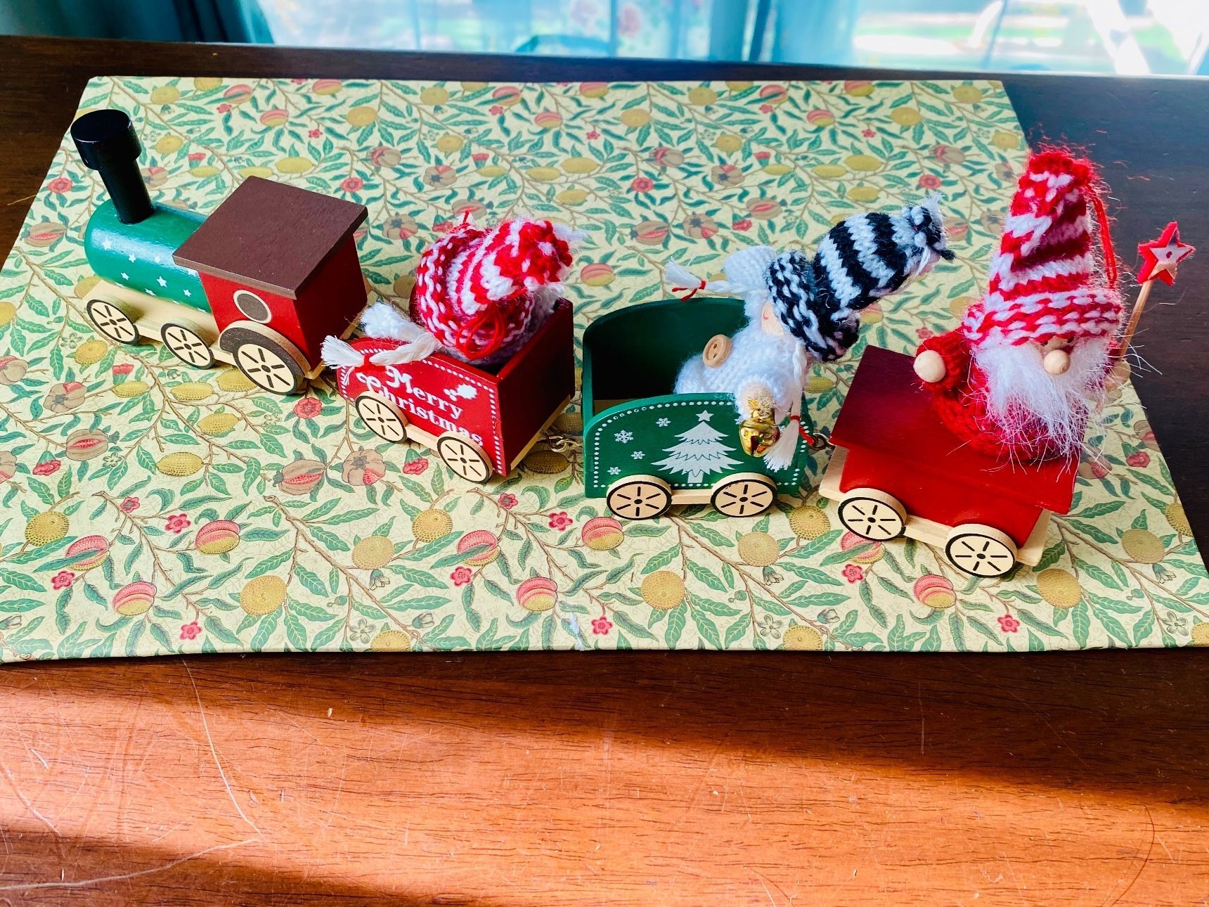 【ダイソー】昨年売れに売れた！木工製のクリスマス機関車発売中！クオリティ高すぎ〜