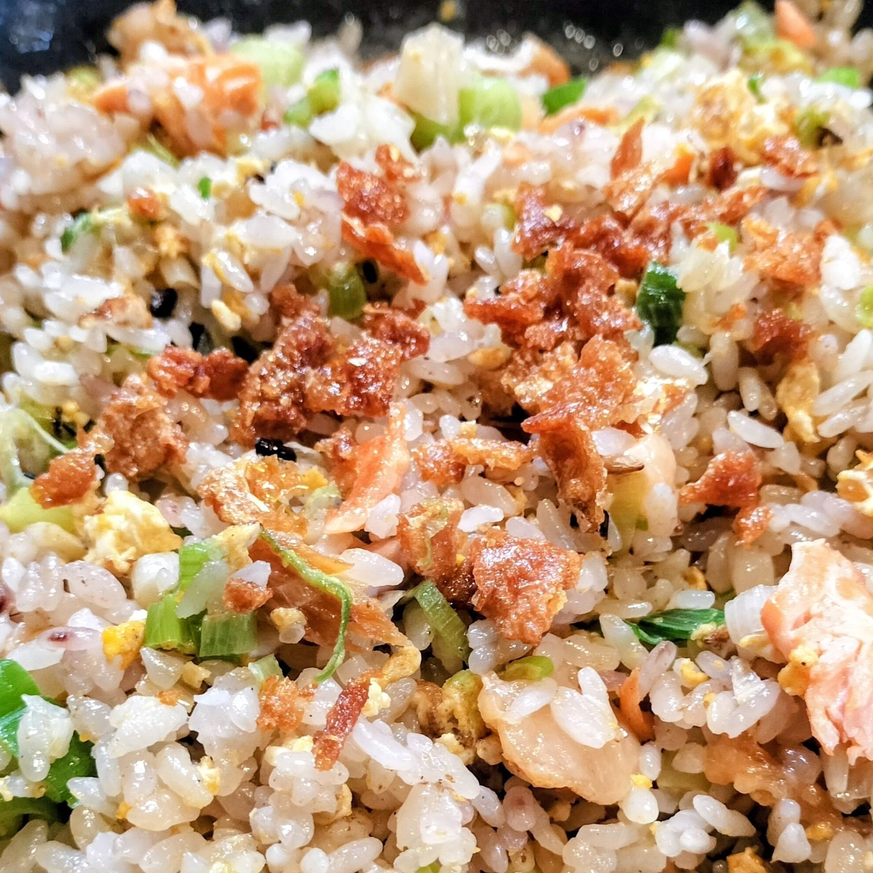 5、手順3のサーモンハラス（皮）を崩してふりかける