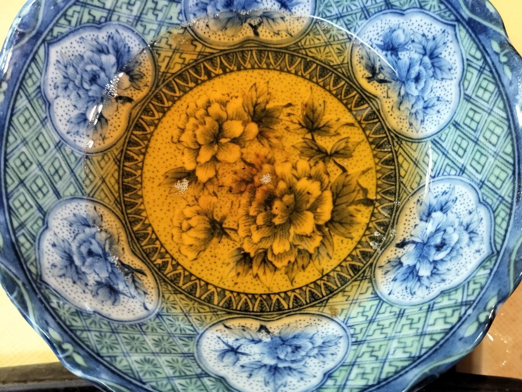 1、鉄フライパンを熱し、サーモンハラスを焼く