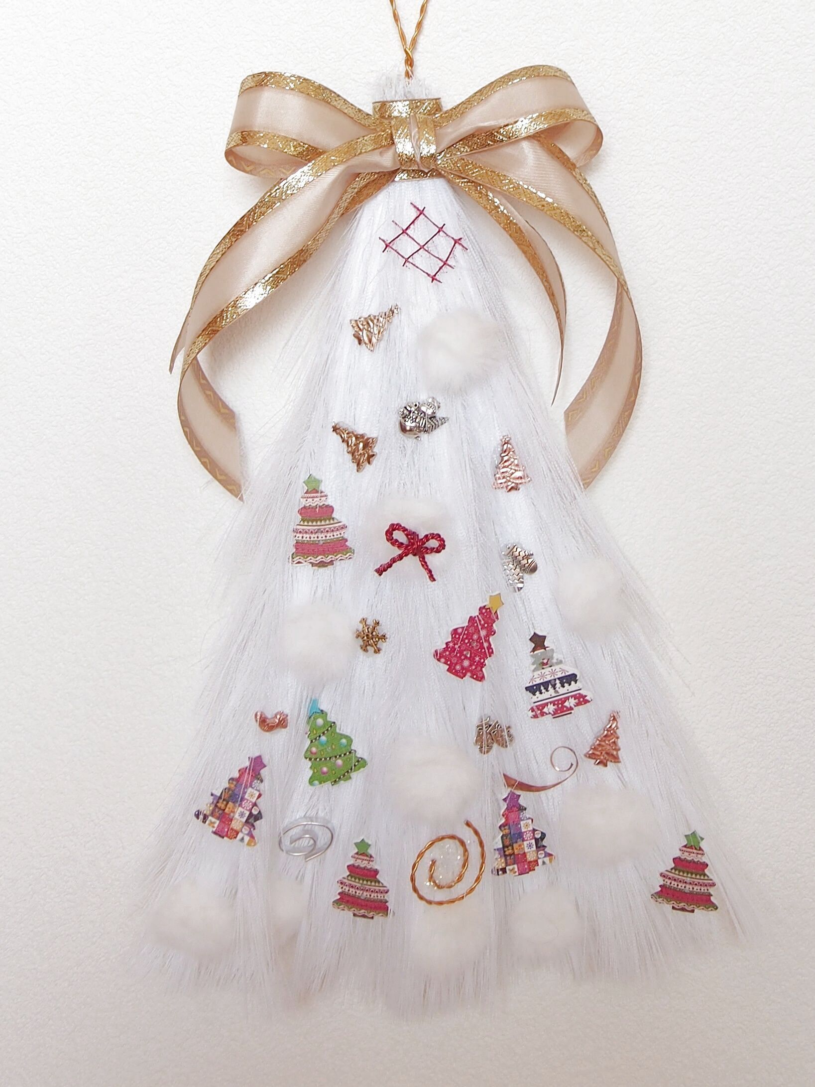 ボンドでくっつけてリボンを結べば出来上がり！！