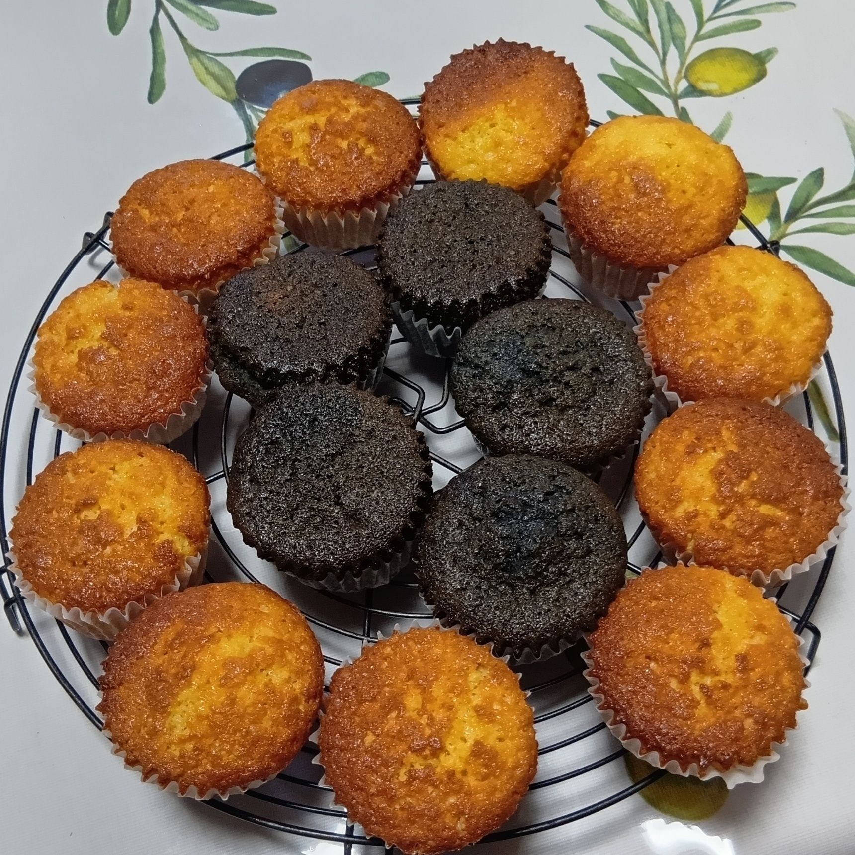 カップケーキのプレーン味11個と竹炭パウダー入りカップケーキ5個を作ります。
