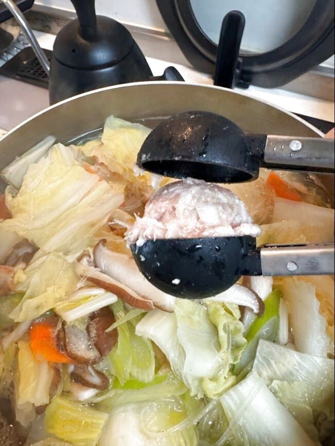 100均のトングを使って簡単、野菜たっぷり肉団子スープ