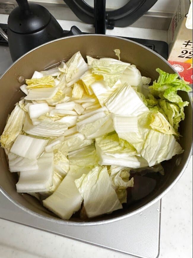 野菜を切って煮込みます