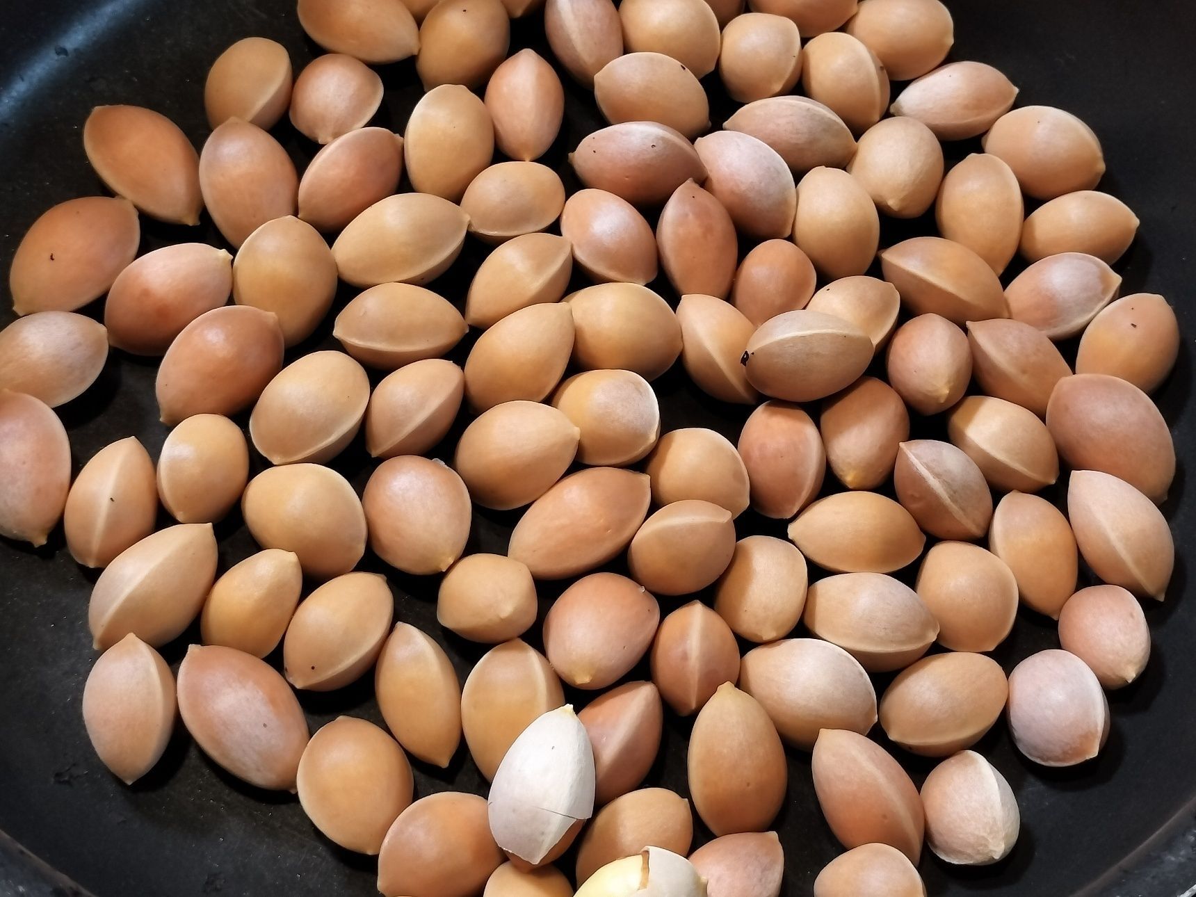 4、フライパンに、殻ごと入れる