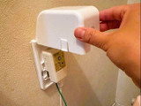 すぐに埃が溜まるトイレ内のコンセントまわりをDIY