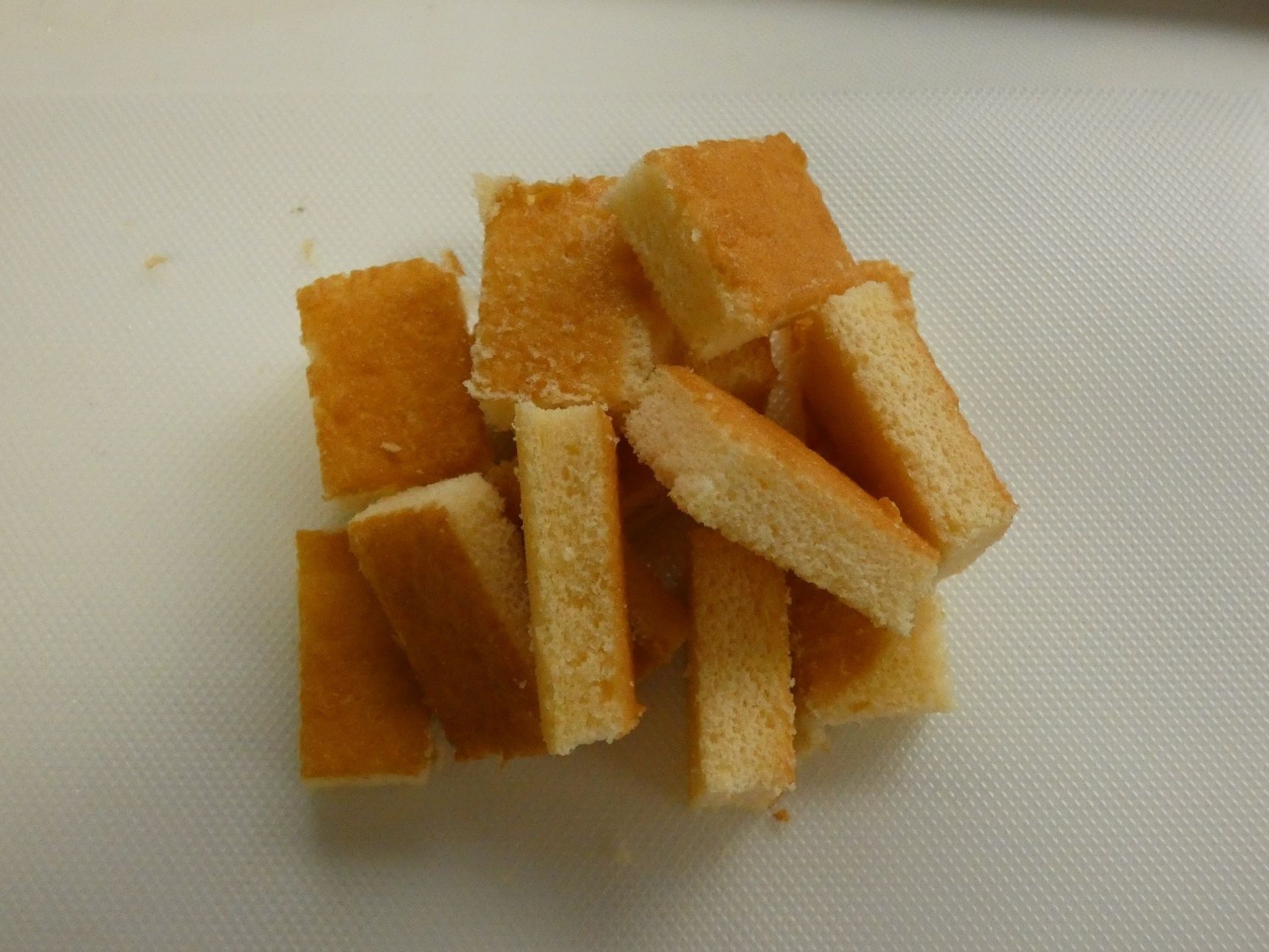 スポンジケーキを切る