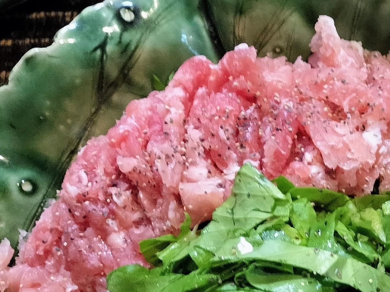 5、生ハムを食べやすい大きさに切る→器に盛り付ける