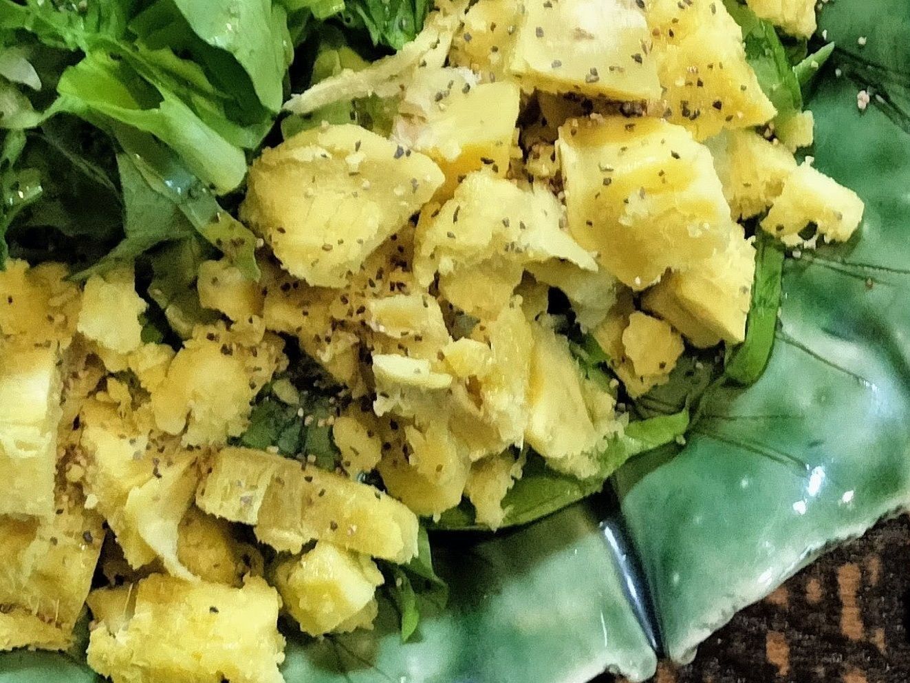 4、さつまいもの皮を剥き、食べやすい大きさに切る→器に盛り付ける