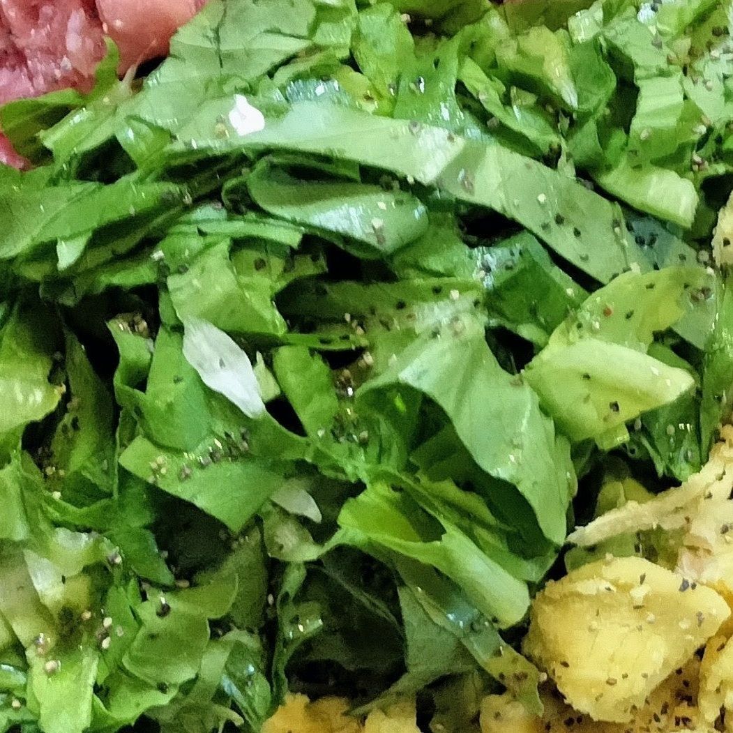 3、サラダ菜をザクザクと千切りする→器に盛り付ける