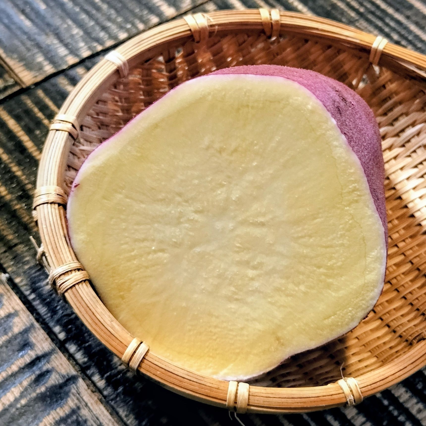 1、さつまいもを流水で洗う