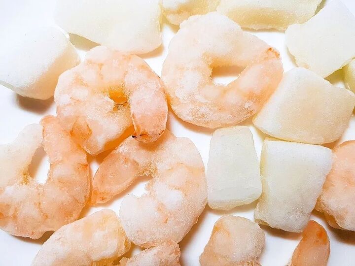 凍ったまま調理してるなんてもったいない!「冷凍シーフードミックス」の解凍のコツ。おいしさが段違い♪