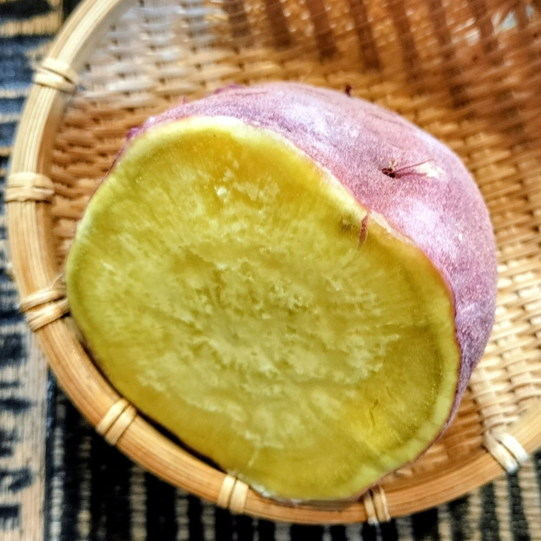 2、水気を拭き取らずにラップに包んで電子レンジで5分ほど加熱する