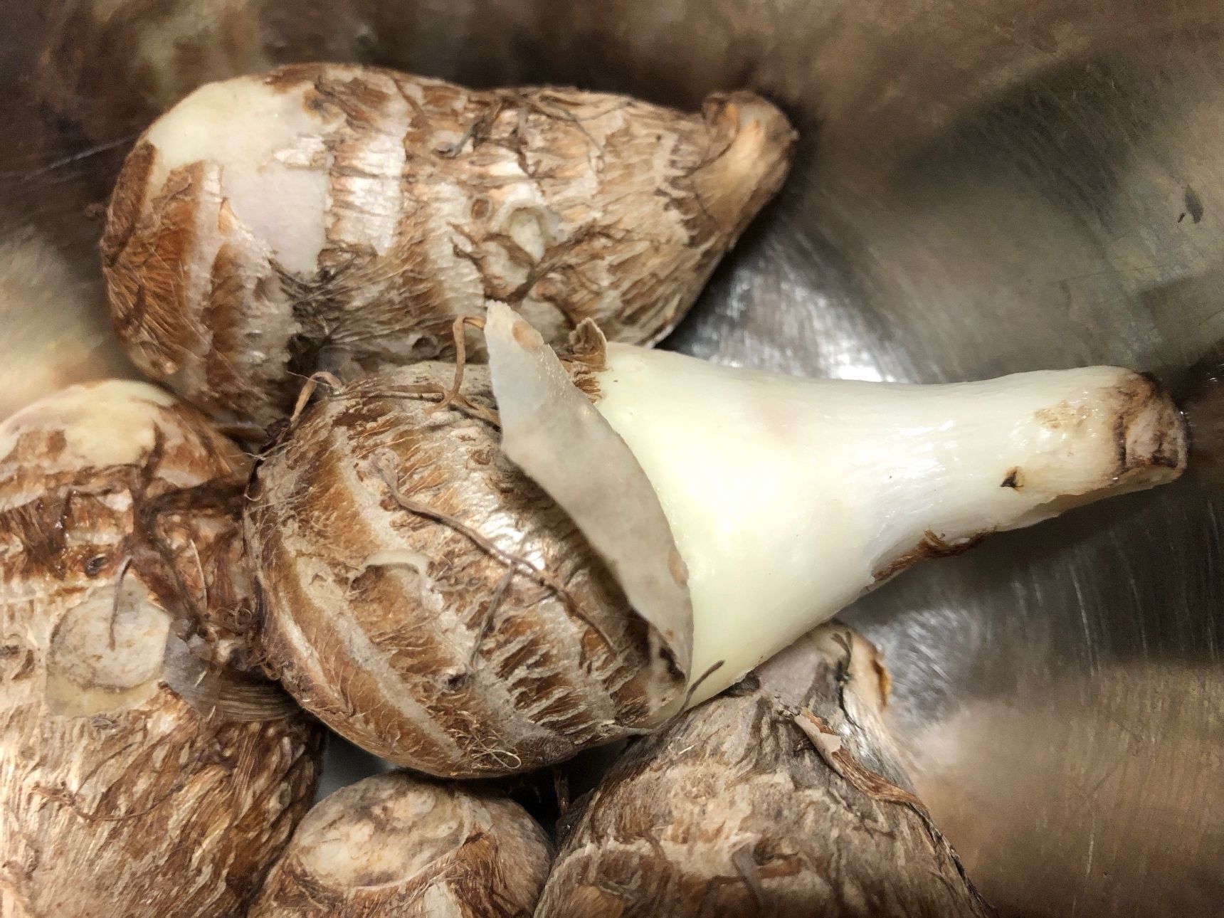 火傷に気を付けながら皮を剥きます