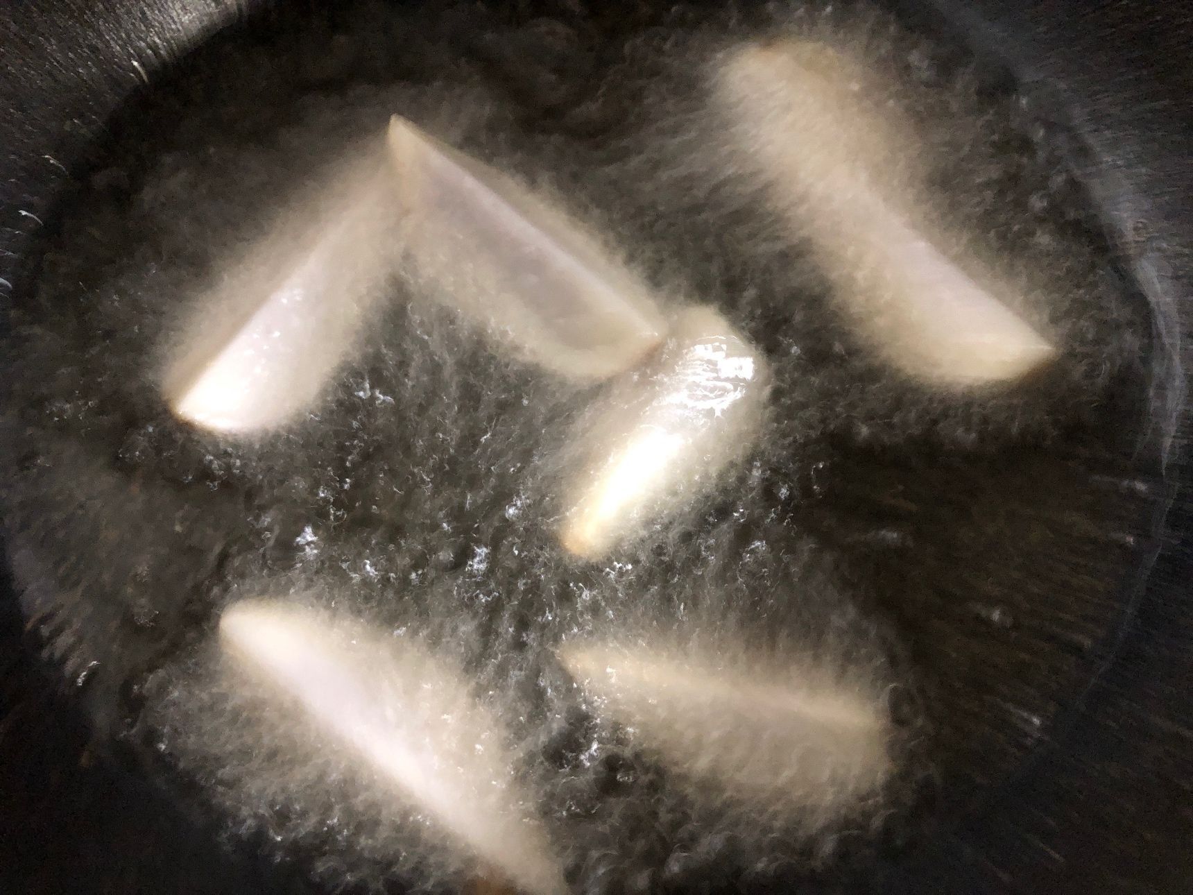 180℃に熱した油で里芋がきつね色になるまで揚げます